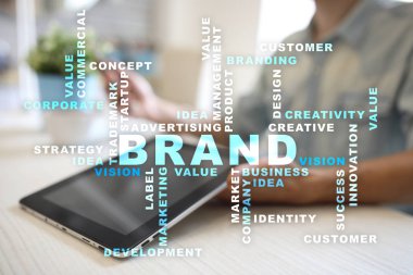 Marka kavramı sanal ekran üzerinde. İş kavramı. Kelime bulutu.