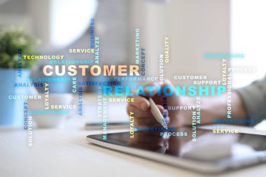 Müşteri ilişkisi yönetimi kavramı sanal ekran üzerinde. Kelime bulutu.