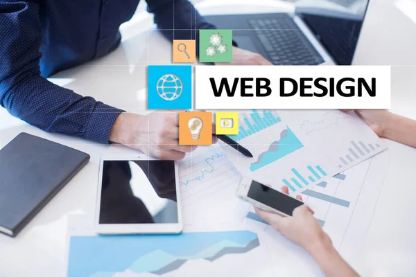 Web design en ontwikkeling concept op het virtueel scherm. — Stockfoto