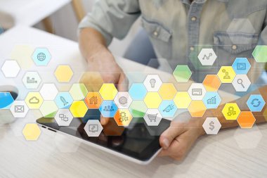 Renkli uygulamaları simgeler ve grafikler sanal ekran üzerinde. İş, internet ve teknoloji kavramı.