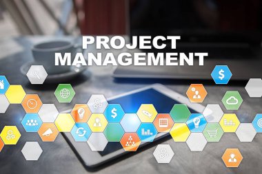 Sanal ekran üzerinde proje yönetimi. İş kavramı.