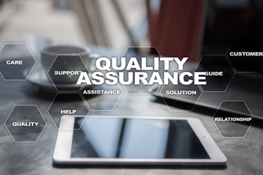 Kalite güvencesi kavramı sanal ekran üzerinde. İş kavramı.