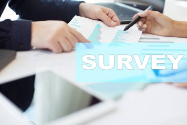 Sanal ekran üzerinde metin araştırması. Geri bildirim ve müşteriler görüşler. İş internet ve teknoloji kavramı. 