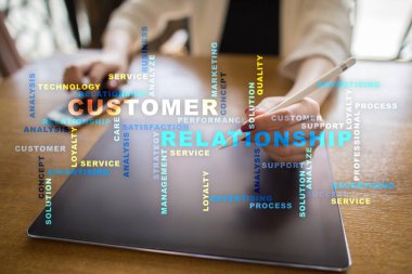 Müşteri ilişkisi yönetimi kavramı sanal ekran üzerinde. Kelime bulutu