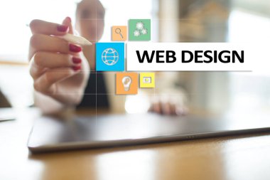 Web Tasarım ve geliştirme kavramı sanal ekrandaki.