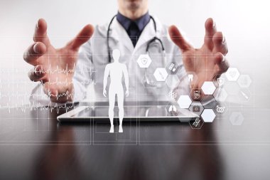 Doktor tıbbi kayıt diyagram üzerinde sanal ekran konsepti ile modern bilgisayar kullanarak. Sağlık izleme uygulaması.