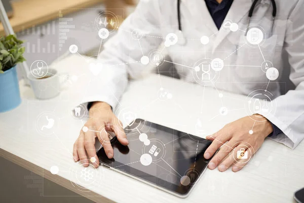 Concepto médico en pantalla virtual. Salud. Consulta médica en línea y chequeo de salud, EMR, EHR . — Foto de Stock