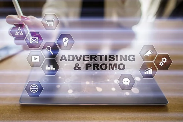 Avertising, 마케팅 전략 아이콘 그리고 가상 화면에 그래프입니다. 비즈니스, 인터넷 및 기술 개념. — 스톡 사진