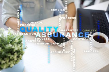 Kalite güvencesi kavramı sanal ekran üzerinde. İş kavramı. Kelime bulutu.