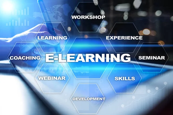 Электронное обучение на виртуальном экране. Концепция интернет-образования . — стоковое фото