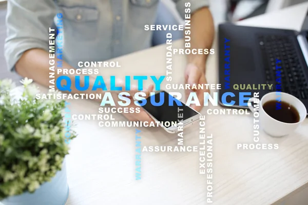 Kalite güvencesi kavramı sanal ekran üzerinde. İş kavramı. Kelime bulutu.