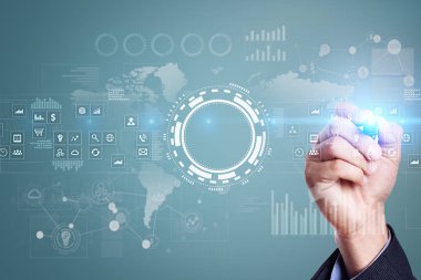 Internet, iş ve teknoloji kavramı. Sanal ekran simgeleri, diyagramlar ve grafikler arka planda.