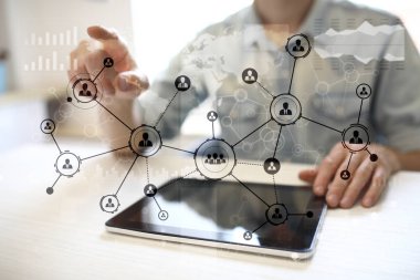 İnsanlar simgeler yapısı sosyal ağ. Saatlik insan kaynakları yönetimi. İş internet ve teknoloji kavramı.