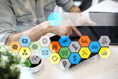 Renkli uygulamaları simgeler ve grafikler sanal ekran üzerinde. İş, internet ve teknoloji kavramı.