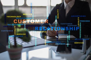 Müşteri ilişkisi yönetimi kavramı sanal ekran üzerinde. Kelime bulutu.