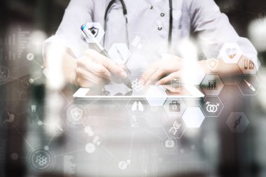 Tıp Doktor modern bilgisayar sanal ekran arayüzü, tıbbi teknoloji ağ kavramı kullanıyor.