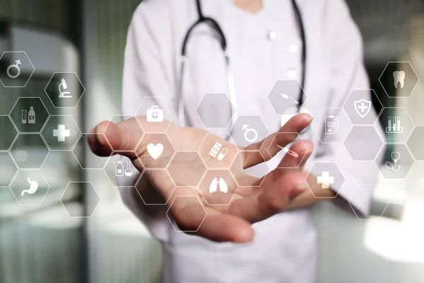 Medicin teknik och sjukvård koncept. Läkare som arbetar med moderna pc. Ikoner på virtuella skärmen. — Stockfoto