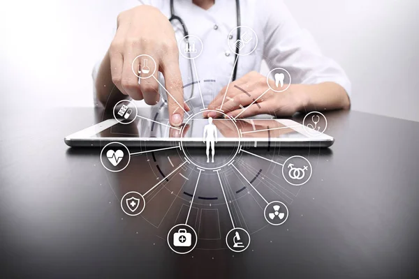 Médico con ordenador moderno, interfaz de pantalla virtual y conexión de red médica icono . — Foto de Stock