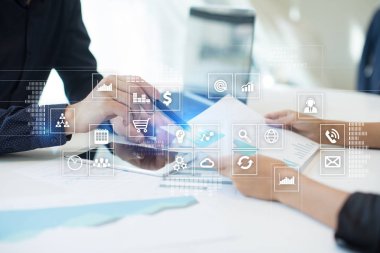 Sanal ekran arayüzü ile uygulamaları kutsal kişilerin resmi. Apps. Strateji planlama Internet teknoloji kavramı.