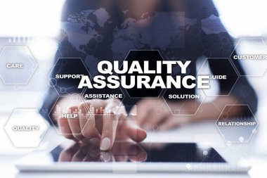 Kalite güvencesi kavramı sanal ekran üzerinde. İş kavramı.