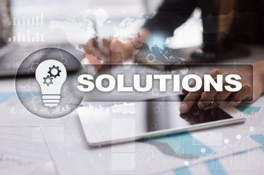 İş çözümleri kavramı sanal ekrandaki.