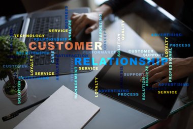 Müşteri ilişkisi yönetimi kavramı sanal ekran üzerinde. Kelime bulutu.