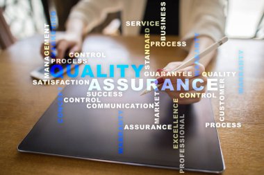 Kalite güvencesi kavramı sanal ekran üzerinde. İş kavramı. Kelime bulutu.