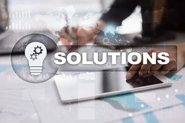 İş çözümleri kavramı sanal ekrandaki.