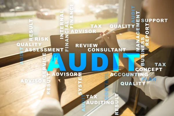 Concepto de negocio de auditoría. Auditor. Cumplimiento. Tecnología de pantalla virtual. Palabras nube . — Foto de Stock