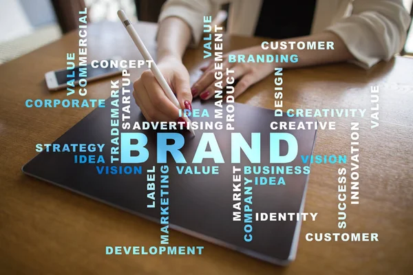 Marka kavramı sanal ekran üzerinde. İş kavramı. Kelime bulutu.