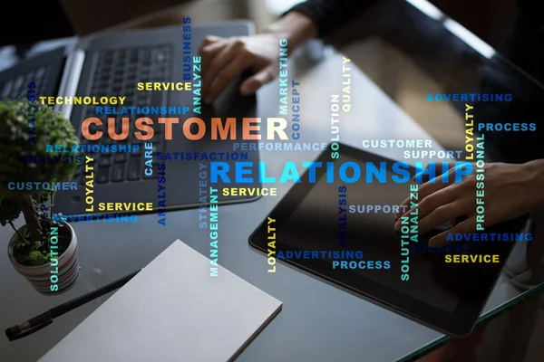 Müşteri ilişkisi yönetimi kavramı sanal ekran üzerinde. Kelime bulutu.