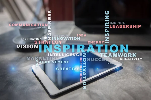 Sanal ekran üzerinde ilham kelimeler bulut.