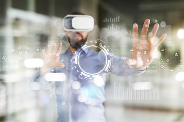 Internet, iş ve teknoloji kavramı. Sanal ekran simgeleri, diyagramlar ve grafikler arka planda.