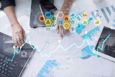 Renkli uygulamaları simgeler ve grafikler sanal ekran üzerinde. İş, internet ve teknoloji kavramı.