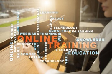 Çevrimiçi eğitim sanal ekran üzerinde. Eğitim kavramı. Kelime bulutu.