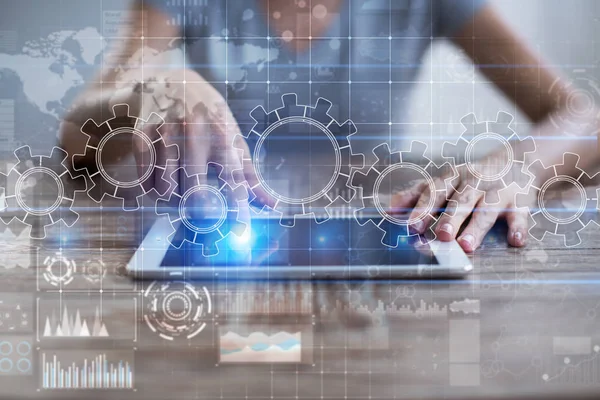 Sanal ekran üzerinde vites. İş strateji ve teknoloji kavramı. Otomasyon işlemi.