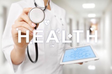 İyi sağlık kontrolü. Tıp doktoru modern sanal ekran bilgisayar kullanarak.