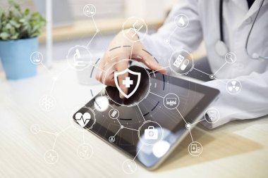 Modern bilgisayar, sanal ekran arayüzü ile tıp doktorusun. Tıbbi teknoloji ağ ve sağlık kavramı.