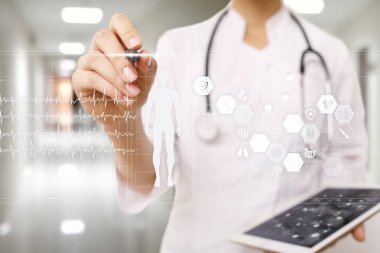 Doktor tıbbi kayıt diyagram üzerinde sanal ekran konsepti ile modern bilgisayar kullanarak. Sağlık izleme uygulaması.