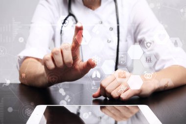 Tıp Doktor modern bilgisayar sanal ekran arayüzü, tıbbi teknoloji ağ kavramı kullanıyor.