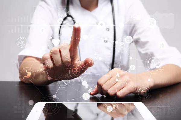 Läkare som arbetar med modern dator virtuella gränssnitt. Medicin teknik och sjukvård koncept. — Stockfoto