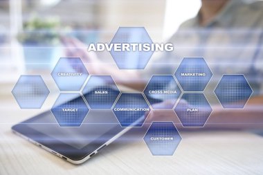 Avertising, pazarlama stratejisi. Simgeler ve grafikler sanal ekran üzerinde. İş, internet ve teknoloji kavramı.
