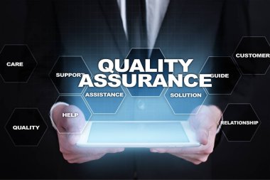 Kalite güvencesi kavramı sanal ekran üzerinde. İş kavramı.