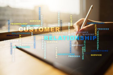 Müşteri ilişkisi yönetimi kavramı sanal ekran üzerinde. Kelime bulutu.