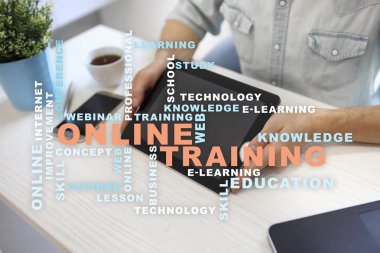 Çevrimiçi eğitim sanal ekran üzerinde. Eğitim kavramı. Kelime bulutu.