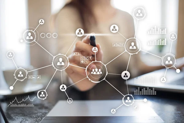 İnsanlar ağ. Organizasyon yapısı. Saatlik sosyal medya. Internet ve teknoloji kavramı.