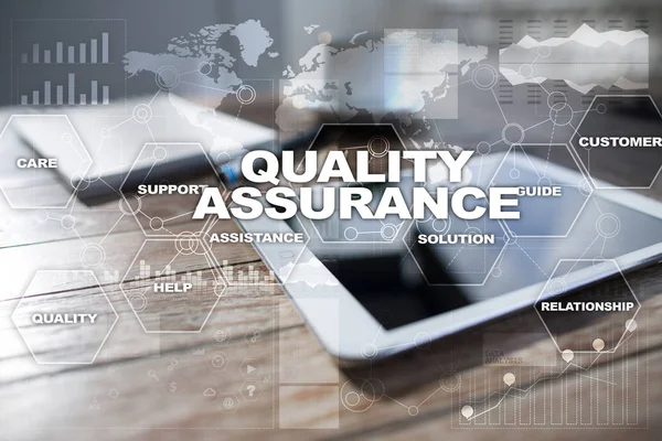 Concepto de garantía de calidad en la pantalla virtual. Concepto empresarial . — Foto de Stock