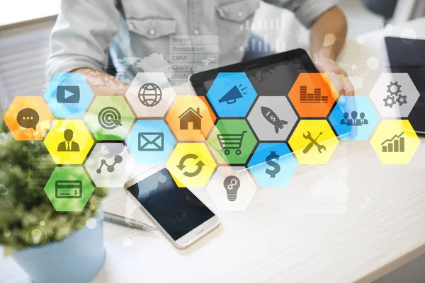 Renkli uygulamaları simgeler ve grafikler sanal ekran üzerinde. İş, internet ve teknoloji kavramı.