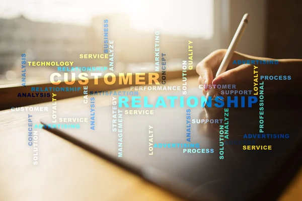 Müşteri ilişkisi yönetimi kavramı sanal ekran üzerinde. Kelime bulutu.