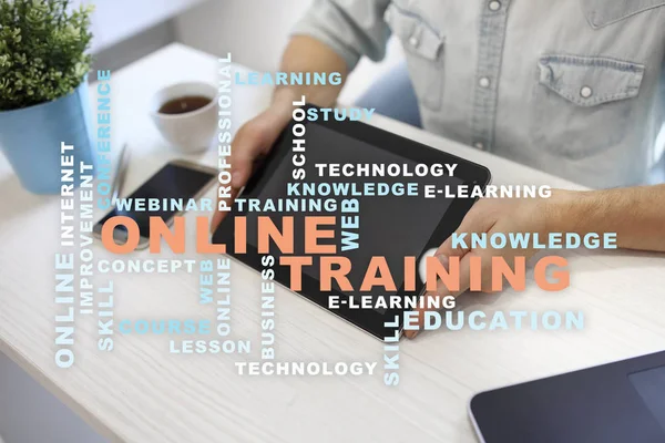 Çevrimiçi eğitim sanal ekran üzerinde. Eğitim kavramı. Kelime bulutu.